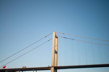 Yukarıdan İstanbul Boğaz Köprüsü 'nün karmaşık ve ayrıntılı bir görüntüsü, bu mühendislik harikasını tanımlayan doku ve yapısal unsurları vurguluyor..