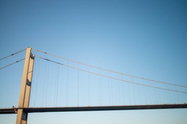 Yukarıdan İstanbul Boğaz Köprüsü 'nün karmaşık ve ayrıntılı bir görüntüsü, bu mühendislik harikasını tanımlayan doku ve yapısal unsurları vurguluyor..