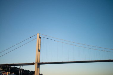 İstanbul Boğazı 'nın ikonik Fatih Sultan Mehmet Köprüsü ile Avrupa ve Asya' yı birbirine bağlayan, modern mühendisliği tarihi güzellikle harmanlayan çarpıcı manzarası..