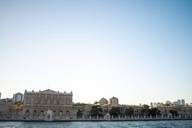 İstanbul 'daki Dolmabahçe Sarayı' nın görkemli manzarası, İstanbul Boğazı boyunca büyük mimarisini ve tarihsel önemini gözler önüne seriyor, Osmanlı lüksüyle modern şehir manzarasını harmanlıyor..