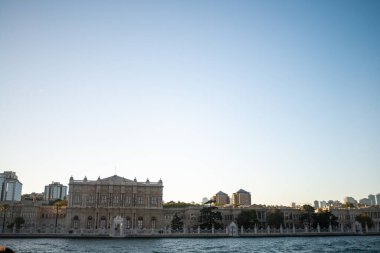 İstanbul 'daki Dolmabahçe Sarayı' nın görkemli manzarası, İstanbul Boğazı boyunca büyük mimarisini ve tarihsel önemini gözler önüne seriyor, Osmanlı lüksüyle modern şehir manzarasını harmanlıyor..