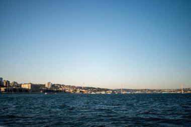 İstanbul Boğazı 'nın nefes kesici manzarası, canlı ufuk çizgisini, tarihi köprüleri ve Avrupa ile Asya' nın huzurlu buluşma noktasını yakalıyor..