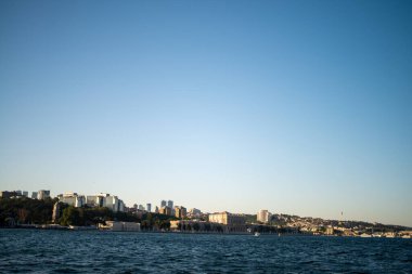 İstanbul Boğazı 'nın nefes kesici manzarası, canlı ufuk çizgisini, tarihi köprüleri ve Avrupa ile Asya' nın huzurlu buluşma noktasını yakalıyor..