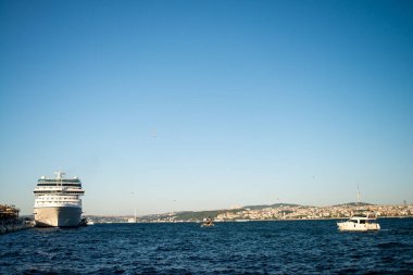 İstanbul Boğazı 'nın nefes kesici manzarası, canlı ufuk çizgisini, tarihi köprüleri ve Avrupa ile Asya' nın huzurlu buluşma noktasını yakalıyor..