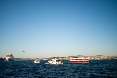 İstanbul Boğazı 'nın nefes kesici manzarası, canlı ufuk çizgisini, tarihi köprüleri ve Avrupa ile Asya' nın huzurlu buluşma noktasını yakalıyor..
