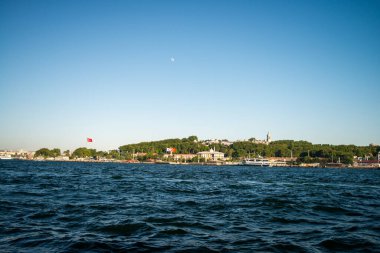 İstanbul Boğazı 'nın nefes kesici manzarası, canlı ufuk çizgisini, tarihi köprüleri ve Avrupa ile Asya' nın huzurlu buluşma noktasını yakalıyor..