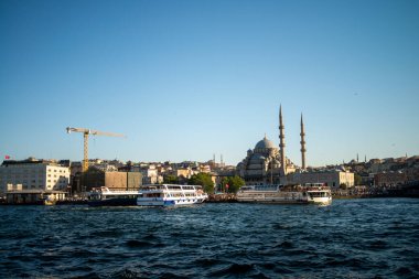 Istanbuls Boğazı ve Hali 'nin manzaralı güzelliğini yansıtan bir fotoğraf, canlı şehir manzarasını, köprüleri ve hareketli rıhtımı gözler önüne seriyor.