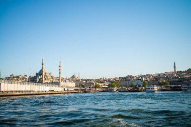 Istanbuls Boğazı ve Hali 'nin manzaralı güzelliğini yansıtan bir fotoğraf, canlı şehir manzarasını, köprüleri ve hareketli rıhtımı gözler önüne seriyor.