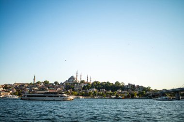 Istanbuls Boğazı ve Hali 'nin manzaralı güzelliğini yansıtan bir fotoğraf, canlı şehir manzarasını, köprüleri ve hareketli rıhtımı gözler önüne seriyor.