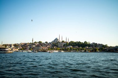 Istanbuls Boğazı ve Hali 'nin manzaralı güzelliğini yansıtan bir fotoğraf, canlı şehir manzarasını, köprüleri ve hareketli rıhtımı gözler önüne seriyor.