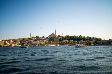 Istanbuls Boğazı ve Hali 'nin manzaralı güzelliğini yansıtan bir fotoğraf, canlı şehir manzarasını, köprüleri ve hareketli rıhtımı gözler önüne seriyor.