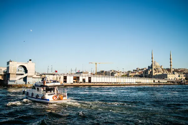 İstanbul 'daki tarihi Galata Köprüsü' nün ön planda demirlemiş yatlarıyla büyüleyici bir görüntüsü, modern deniz aktivitesi ve kentin ikonik mimarisinin karışımını gözler önüne seriyor..