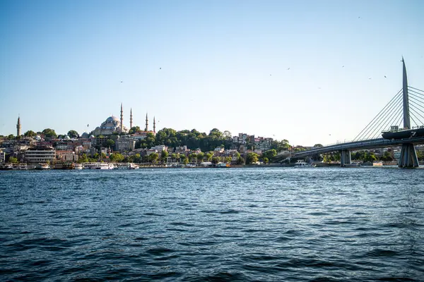 Istanbuls Boğazı ve Hali 'nin manzaralı güzelliğini yansıtan bir fotoğraf, canlı şehir manzarasını, köprüleri ve hareketli rıhtımı gözler önüne seriyor.