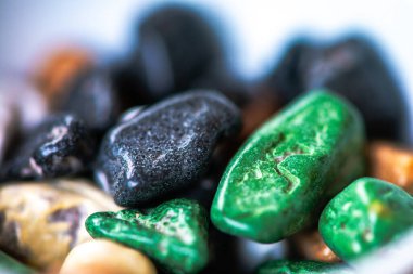 Renkli çakıl taşlı çikolataların makro fotoğrafı, bu eşsiz, eğlenceli ikramların canlı detaylarını ve leziz dokularını sergiliyor..