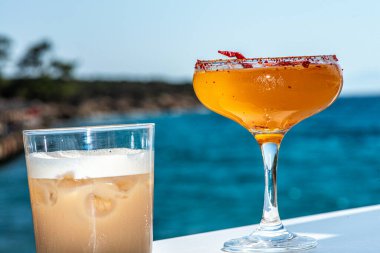 Rahatlatıcı bir deniz manzarasına karşı serinletici acı margarita ve diğer renkli kokteyller. Rahatlatıcı ve lezzetli bir sahil deneyimi için mükemmel..