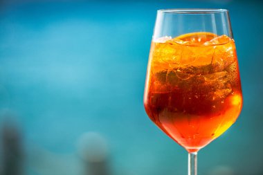 Buzlu margarita kokteyllerinin ferahlatıcı yakın çekimi, canlı renklerini ve soğuk mükemmelliklerini sergilemek, yaz aylarında bir araya gelmek için mükemmel..