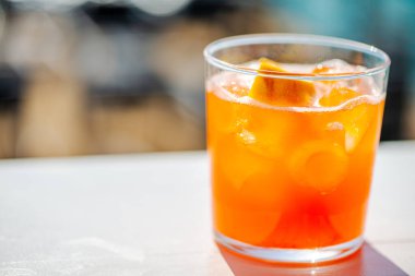 Buzlu margarita kokteyllerinin ferahlatıcı yakın çekimi, canlı renklerini ve soğuk mükemmelliklerini sergilemek, yaz aylarında bir araya gelmek için mükemmel..