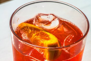 Buzlu margarita kokteyllerinin ferahlatıcı yakın çekimi, canlı renklerini ve soğuk mükemmelliklerini sergilemek, yaz aylarında bir araya gelmek için mükemmel..