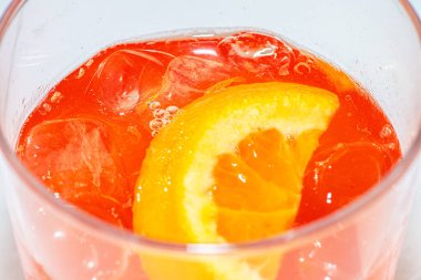 Canlı bir portakallı margarita kokteyli. Taze limon ve buzla süslenmiş. Klasik bir favoride ferahlatıcı bir değişiklik sergiliyor..