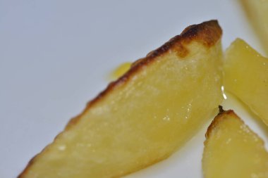 Bu klasik konforlu yemeğin nefis çıtır çıtır dokusunu ve ağız sulandıran görüntüsünü yakalayan altın ve çıtır patateslerin fotoğrafı..