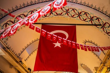 Türk bayrağı gururla Grand Bazaar 'ın tepesinde sergilenerek, bu tarihi ve kültürel yapı içinde vatansever ve canlı bir ulusal gurur sembolü oluşturdu..