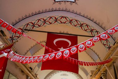 Türk bayrağı gururla Grand Bazaar 'ın tepesinde sergilenerek, bu tarihi ve kültürel yapı içinde vatansever ve canlı bir ulusal gurur sembolü oluşturdu..