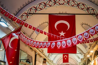 Türk bayrağı gururla Grand Bazaar 'ın tepesinde sergilenerek, bu tarihi ve kültürel yapı içinde vatansever ve canlı bir ulusal gurur sembolü oluşturdu..