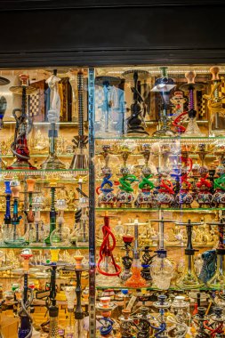 Pazar yerinde canlı bir shisha pazarı, aromatik tatlar, kültürel çeşitlilik ve geleneksel borularla dolu, hevesliler için duyusal bir zevk sunuyor..