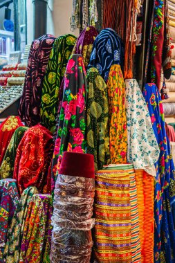 Pazar yerinde geleneksel Türk kıyafetleri, canlı bir kültürel tekstil, desenler ve giysiler sergisi, çeşitli dokular ve moda pazarları yaratıyor..