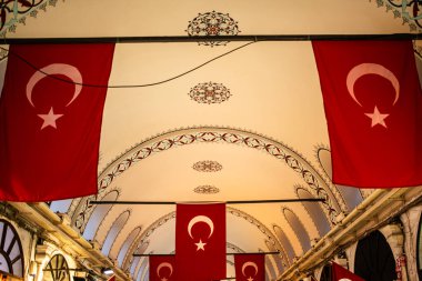 Ulusal gurur ve canlı kültür mirasının vatansever bir sembolü olan Türk bayrağı pazarda gururla sergilenerek, kırmızı ve beyaz zarafetin sembolik bir sahnesini oluşturdu..