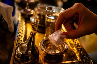 Zevkli bir kafe anında, bir kadın Türk zevkini tatmak, şekerli lezzetin tadını çıkarmak ve tatlı-dişli bir hazzın kültürel hoşnutluğunun tadını çıkarmak ister..