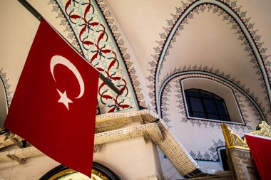 Türk bayrakları pazarın çatısını gururla süslüyor, canlı ve gururlu bir kültür mirası, ulusal kimlik ve süslü sembolizm gösterisi, vatansever ve zarif bir sahne yaratıyor..