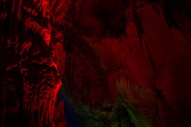 Rengarenk duvarlar, sarkıtlar ve dikitler ile bezenmiş canlı bir mağaranın içinden geçerek doğanın jeolojik harikalarının yeraltı güzelliğini gözler önüne seriyor..