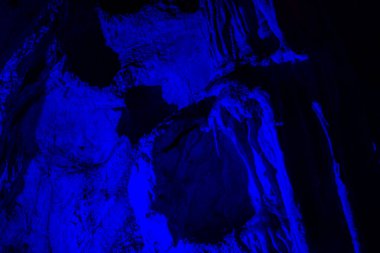 Rengarenk duvarlar, sarkıtlar ve dikitler ile bezenmiş canlı bir mağaranın içinden geçerek doğanın jeolojik harikalarının yeraltı güzelliğini gözler önüne seriyor..