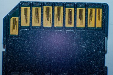 Bir SD kartın detaylı makro fotoğrafı, dijital veri depolama ve kusursuz bilgi aktarımı için kompakt teknolojiyi gösteriyor.