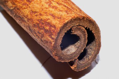 Çekici bir makro fotoğraf ev yapımı tarçınlı rulonun ham ve hamur gibi detaylarını kaydediyor..