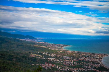 Huzurlu bir sahil kasabası, güzel evlerin sahili kapladığı ve huzurlu bir limanın deniz esintisini karşıladığı, deniz kıyısında huzurlu bir manzara yaratan.