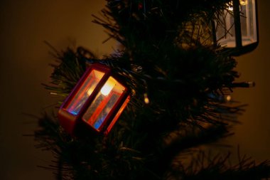 Parlak sokak lambası şeklindeki fenerler Noel ağacını süslüyor, festival havası ve tatil ruhunu dekoratif kentsel aydınlatmayla donatıyor..