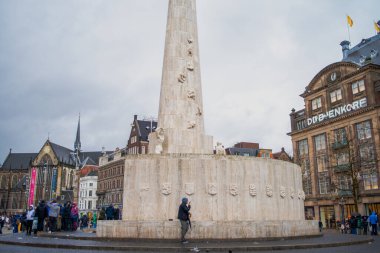 Amsterdam 'daki Kubbe Meydanı, tarihi cazibe ve mimari güzelliği simgesel kubbesi ve şehrin kalbinde canlı atmosferiyle somutlaştırıyor..