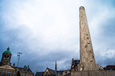 Amsterdam 'daki Kubbe Meydanı, tarihi cazibe ve mimari güzelliği simgesel kubbesi ve şehrin kalbinde canlı atmosferiyle somutlaştırıyor..