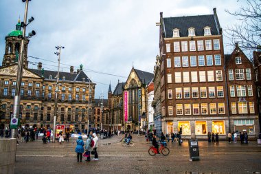 Amsterdam 'daki Kubbe Meydanı, tarihi cazibe ve mimari güzelliği simgesel kubbesi ve şehrin kalbinde canlı atmosferiyle somutlaştırıyor..