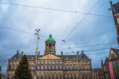 Amsterdam 'daki Kubbe Meydanı, tarihi cazibe ve mimari güzelliği simgesel kubbesi ve şehrin kalbinde canlı atmosferiyle somutlaştırıyor..