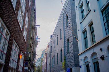 Amsterdam 'ın binaları ve sokakları resim gibi kanalları, tarihi mimariyi ve canlı şehir yaşamını harmanlayarak büyüleyici ve ikonik bir şehir manzarası yaratıyor..