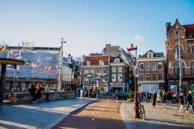 Amsterdam sokakları şenlikli ışıklar ve neşeli bir atmosferle canlanıyor. Yeni yıldan hemen önce, canlı şehrin ruhunu yakalıyor..