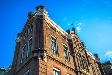 Amsterdam 'ın cazibesini ve mimari mirasını, ikonik binaların pitoresk bir şehir manzarası çizdiği canlı caddeleri boyunca keşfedin..