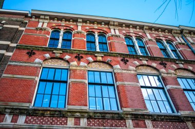 Amsterdam 'ın cazibesini ve mimari mirasını, ikonik binaların pitoresk bir şehir manzarası çizdiği canlı caddeleri boyunca keşfedin..