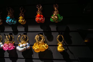 Amsterdam 'ın ikonik anahtarlık hediyeleriyle anılarını yücelt. Küçük simgeler, şehrin kültürel çekiciliğini ve simgelerini yansıtıyor..