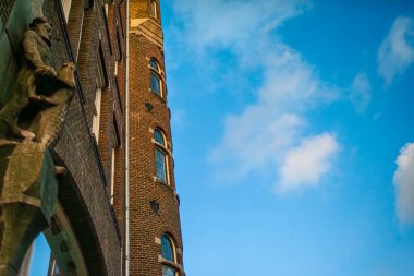 Amsterdam 'ın cazibesini ve mimari mirasını, ikonik binaların pitoresk bir şehir manzarası çizdiği canlı caddeleri boyunca keşfedin..