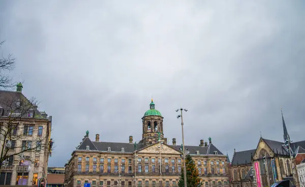 Amsterdam sokaklarında büyüleyici binalar, tarihi Hollanda mimarisi, canlı cepheler ve pitoresk kaldırım taşlı caddeler sergileniyor..
