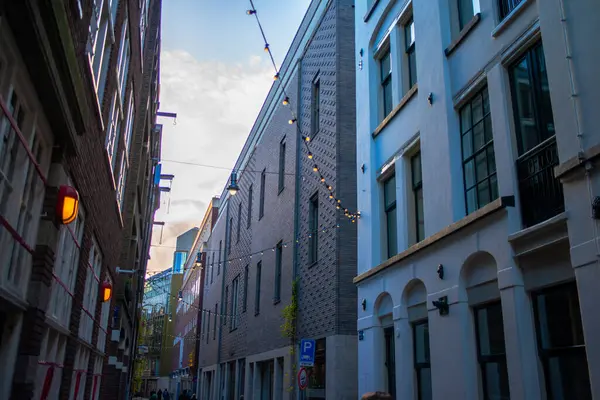 Amsterdam 'ın binaları ve sokakları resim gibi kanalları, tarihi mimariyi ve canlı şehir yaşamını harmanlayarak büyüleyici ve ikonik bir şehir manzarası yaratıyor..